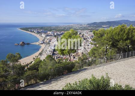 Spanien, Katalonien, Blanes, Ferienort am Mittelmeer, Blick von der Bergterrasse mit Blick auf Europa Stockfoto