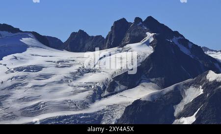 Große Spalten im Eis des Trift-Gletschers. Blick vom Titlis, Schweiz, Europa Stockfoto