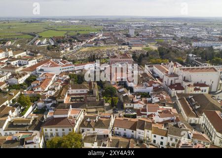 Evora Drohne aus der Vogelperspektive an einem sonnigen Tag mit historischen Gebäuden, Stadtzentrum und Kirche in Alentejo, Portugal, Europa Stockfoto