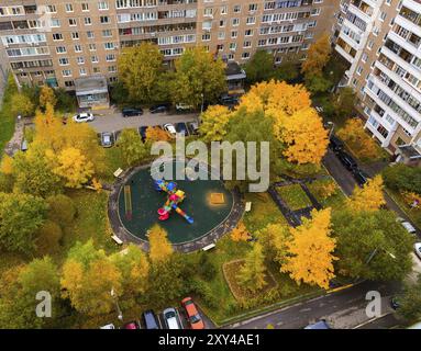Kinderspielplatz im Hof des Hauses im Herbst in Moskau, Russland, Europa Stockfoto