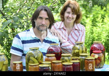 Ein paar mittleren Alters mit hausgemachten Konfitüren und Marmeladen Stockfoto