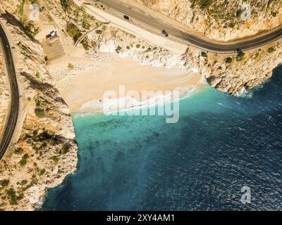 Aus der Vogelperspektive der Drohne sehen Sie die Autobahn rund um den weißen Sandstrand und das türkisfarbene Wasser von Kaputas, Türkei, Asien Stockfoto