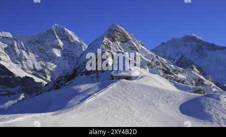 Schneebedeckte Berge Mönch, Lauberhorn und Jungfrau. Sessellift und Skipiste. Winterlandschaft in Grindelwald, Schweizer Alpen Stockfoto