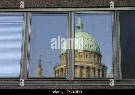 Speigelbild der Nikolaikirche (Potsdam) in einem Fenster Stockfoto