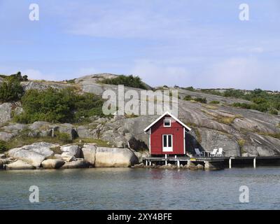 Ein typisches Badehaus an der schwedischen Westküste. Typisches kleines Häuschen bei den schwedischen Westmänteln Stockfoto