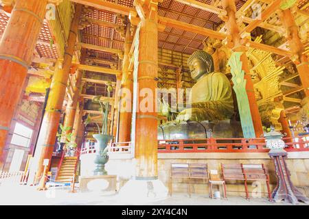 Seite Profil der Daibutsu bronze Buddha und die Decke von innerhalb des Großen Buddha Halle, Daibutsuden im Todai-ji-Tempel in Nara, Japan. Horizontale Innenraum Stockfoto