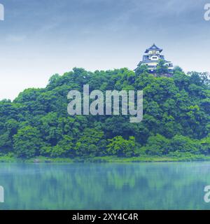 Hochburg der Inuyama Jo Burg hoch über Kiso-Fluss am blauen Himmel Tag in Gifu-Präfektur, Japan. Quadratische Textfreiraum Stockfoto