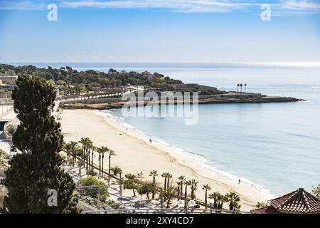 Blick auf die Bucht und den Stadtstrand vom Aussichtspunkt am Ende der Rambla Nova, Balcon Mediterraneo, Balkon mit Blick auf das Mittelmeer SE Stockfoto