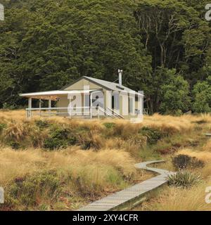 Öffentliche Hinterlandhütte im Fjordland National Park, Neuseeland. Green Lake Tramping Route Stockfoto