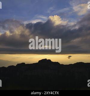 Blick auf den Sonnenuntergang vom Gipfel des Niederhorns, Berner Oberland Stockfoto