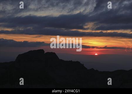 Blick auf den Sonnenuntergang vom Berg Niederhorn, Beatenberg. Sommerszene in den Schweizer Alpen Stockfoto