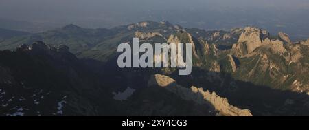 Panoramablick vom Berg Santis. Seealpsee und Berge der Alpsteinkette. Sommerszene in den Schweizer Alpen Stockfoto