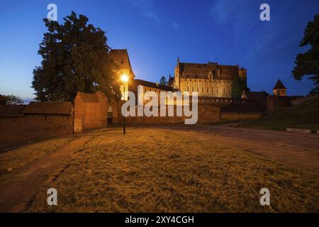 Schloss Malbork in der Nacht in Polen, mittelalterliche Festung, erbaut vom Deutschen Ritterorden, aus dem 13. Jahrhundert Stockfoto