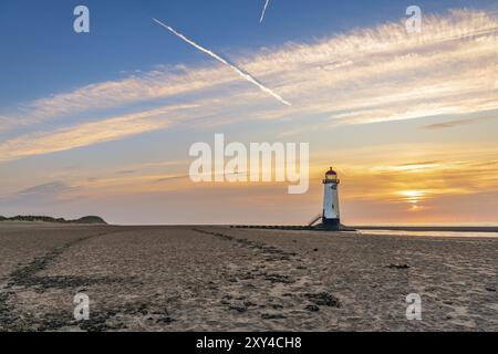 Sonnenuntergang am Leuchtturm in der Nähe von Ayr Talacre, Flintshire, Clwyd, Wales, Großbritannien Stockfoto