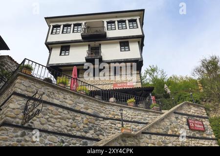 Melnik, Bulgarien, 11. Mai 2017: Blick auf die Straße mit traditionellem bulgarischem Haus mit Terrasse aus der Wiedergeburt in Melnik-Stadt, Bulgarien, Europa Stockfoto