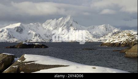 Winter in Lofoten, einem norwegischen Archipel im Nordatlantik. Lofoten ist ein Archipel und ein traditioneller Distrikt in der Grafschaft Nordland, Norw Stockfoto