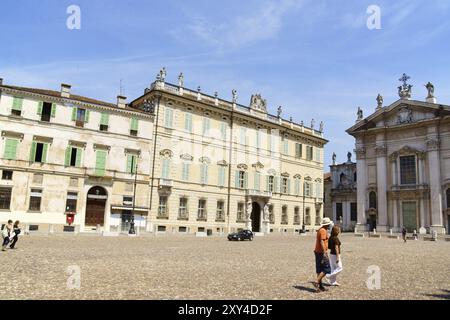 Mantua, Italien, 15. Juni 2013: Blick auf die Kathedrale St. Peter (Duomo di Mantova) und die Piazza Sordello im historischen Zentrum von Mantua, Italien. Stockfoto