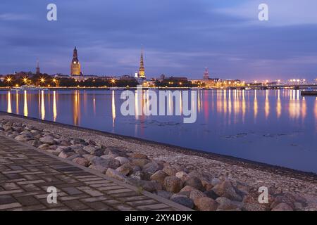 Nacht Riga Stadtbild. Lettland Stockfoto