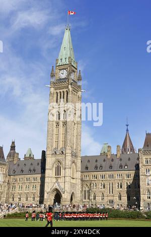 Ottawa, Kanada, 8. August 2008: Wachwechsel vor dem kanadischen Parlament auf dem Parliament Hill in Ottawa, Kanada. Viele Touristen Stockfoto