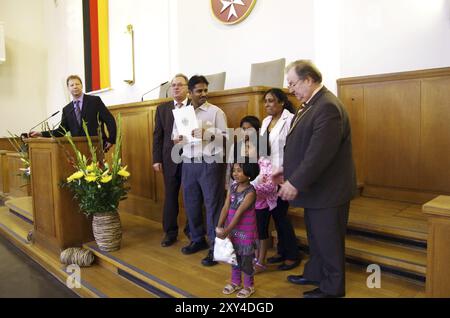 Familie bei der Einbürgerungszeremonie im Rathaus Neukoelln mit Bürgermeister Heinz Buschkowsky, Berlin, Deutschland, Europa Stockfoto