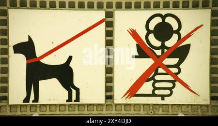Keine Blumen pflücken + Hunde an der Leine, Schilder in einem deutschen Park! Stockfoto