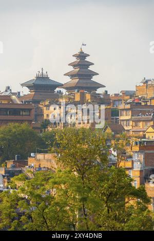Fernsicht auf das mehrschichtige Dach der Nyatapola-Pagode zwischen den umliegenden Gebäuden von Bhaktapur, Nepal, Asien Stockfoto