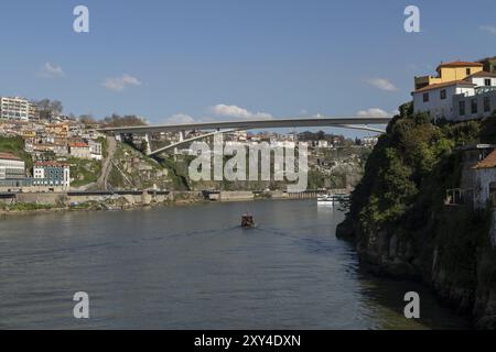 Blick von Vila Nova de Gaia auf die Brücke Ponte Infante Dom Henrique über den Fluss Douro, Porto, Portugal, Europa Stockfoto