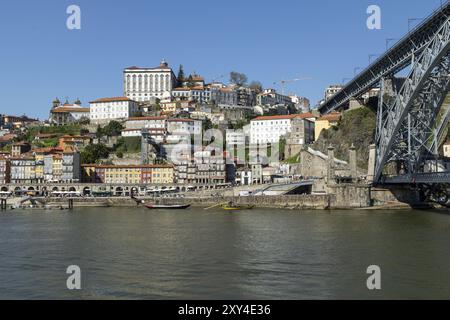 Ort des Interesses, Architektur, Blick von Vila Nova de Gaia auf die Brücke Ponte Dom Luis I und den Elevador da Ribeira im historischen Zentrum von Port Stockfoto