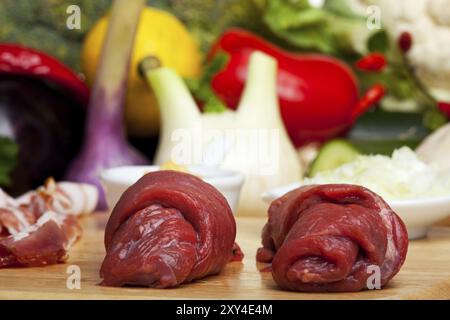 Zwei rohe Kalbsschnitzel und verschiedene Zutaten Stockfoto