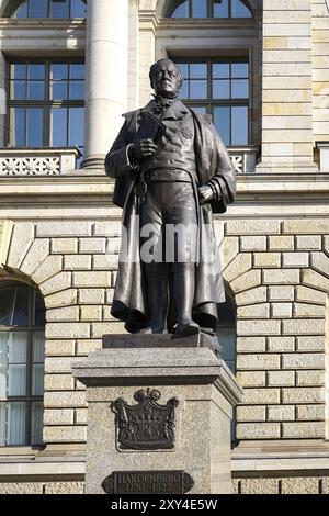 Berlin, Deutschland, 2014. Statue von August Fürst von Hardenberg vor dem Berliner Landtagsgebäude Stockfoto