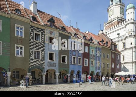 Reihe von mehrfarbigen Häusern und Geschäften in Posen Stockfoto