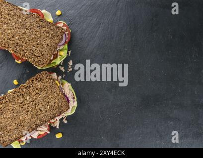 Schieferplatte mit einem Thunfisch-Sandwich (Vollkornbrot, selektiver Fokus, Nahaufnahme) Stockfoto