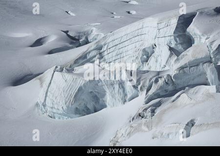 Sichtbare Eisschichten und Gletscherspalten Stockfoto