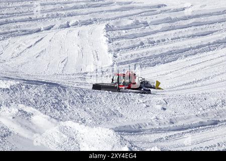 Zermatt, Schweiz, 13. April 2017: Ein roter Pistenfahrer arbeitet auf einer Skipiste, Europa Stockfoto