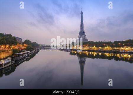 Skyline der Stadt Paris mit Eiffelturm und seine bei Sonnenaufgang, Paris, Frankreich, Europa Stockfoto