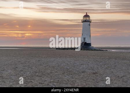 Sonnenuntergang am Leuchtturm in der Nähe von Ayr Talacre, Flintshire, Clwyd, Wales, Großbritannien Stockfoto