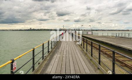 Southend-on-Sea, Essex, England, UK, Mai 30, 2017: Blick vom Southend Pier (längster Vergnügungspier der Welt) in Richtung Southend, mit einigen Leuten Stockfoto