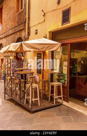 Siena, Italien, 25. Oktober 2018: Wahrzeichen der Toskana Siena mittelalterliche Stadt, Blick auf die Straße und Osterien, Europa Stockfoto