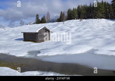 Alte Holzhütte auf verschneiten Almwiesen, Deutschland, Europa Stockfoto