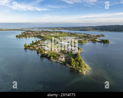 Aus der Vogelperspektive auf die Nordwestspitze der Insel Reichenau im Bodensee mit dem Stadtteil Niederzell und der Säulenbasilika St. PE Stockfoto