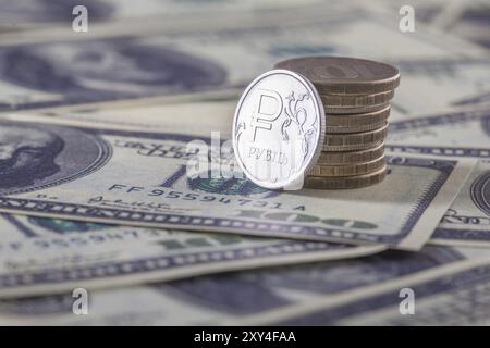 Neue russische Rubelmünze und amerikanische Dollar. Nahaufnahme Stockfoto