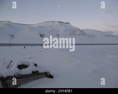 Überreste einer alten Gipsmine in Skansbukta mit dem Segelschiff Stockfoto