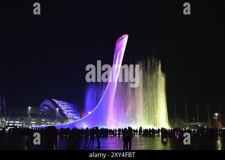 Sotschi, Russland, 29. Mai. 2018. Schüssel mit dem Feuervogel und singender Springbrunnen im Olympischen Park am Abend. Das Hauptsymbol der Olympi Stockfoto