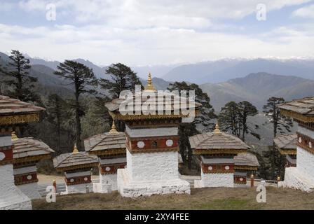 Blick nach Norden in Richtung der über 7000 m hohen Berge von den 108 Khangzang Namgyal Chortens, Dochula Pass, Bhutan, Asien Stockfoto