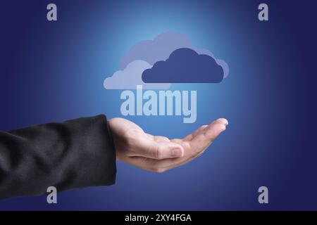 Hand mit Wolken darüber. Cloud-Computing-Konzept Stockfoto