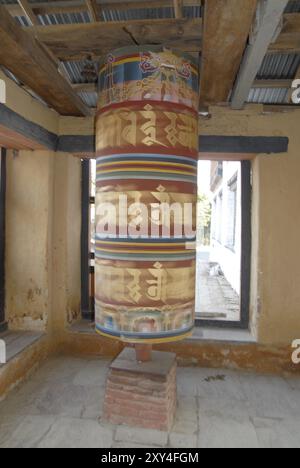 Drehende Gebetsmühle am Eingang zum Dzong, Mongar, Ost Bhutan Stockfoto