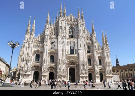 Mailand, Italien, 19. Juli 2009: Gotische Fassade der Mailänder Kathedrale auf der Piazza del Duomo. Sie ist die viertgrößte Kirche der Welt und die größte in Ita Stockfoto