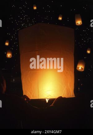 Sky Laternen Feuerwerk Festival, Loy Krathong, Thailand. In Loy Krathong findet jedes Jahr eine Zeremonie mit schwimmenden Lampen statt Stockfoto