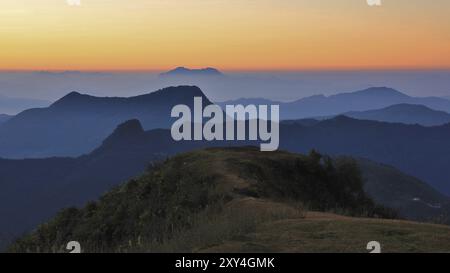 Am frühen Morgen in Ghale Gaun. Hügel und Täler bei Sonnenaufgang. Landschaft im Annapurna Conservation Area, Nepal, Asien Stockfoto