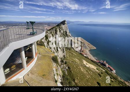 Felsen von Gibraltar am Mittelmeer, Aussichtspunkt Aussichtsplattform auf der linken Seite Stockfoto